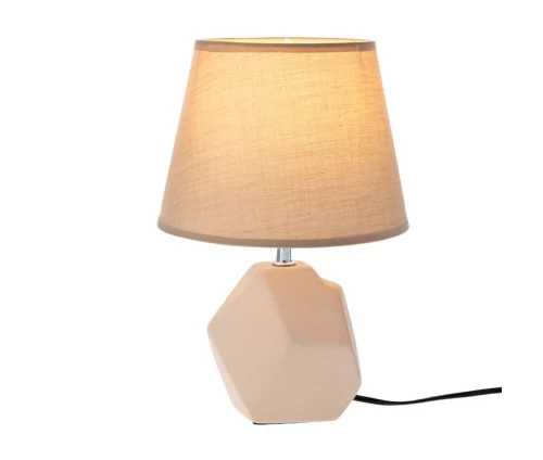 Μπεζ κεραμικό επιτραπέζιο φωτιστικό Iliadis 91559 με γεωμετρική βάση και αντίστοιχο μπεζ υφασμάτινο καπέλο.