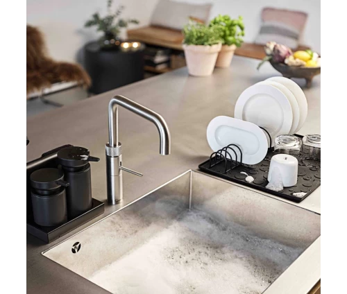 Στεγνωτήρας πιάτων Zone Denmark DIISH μαύρος σε πάγκο κουζίνας, με πιάτα και ποτήρια πάνω στο χαλάκι στεγνώματος