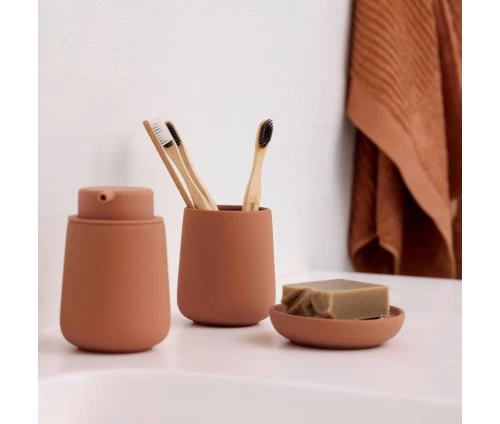 Σαπουνοθήκη Zone Denmark Nova One σε έντονο πορτοκαλί χρώμα Mandarine μαζί με αντλία σαπουνιού και θήκη για οδοντόβουρτσες 