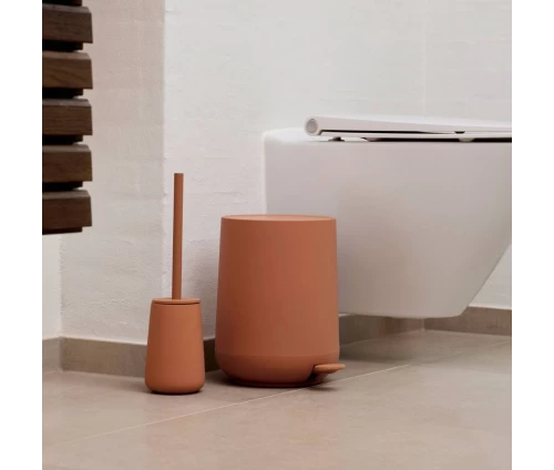 Πιγκάλ μπάνιου Zone Denmark Nova One σε Mandarine χρώμα, μαζί με κάδο σε σύγχρονο λιτό μπάνιο