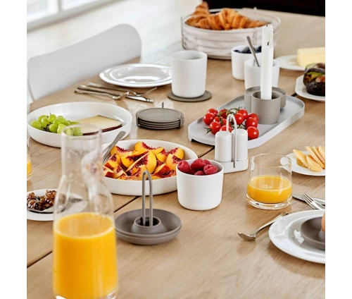 Διακόσμηση τραπεζιού με τα σουβέρ Singles της Zone Denmark, ιδανικά για ποτήρια χυμού και καθημερινή χρήση.