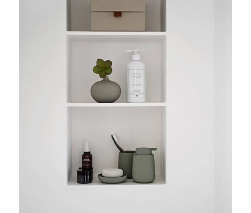 Σετ αξεσουάρ μπάνιου Zone Denmark Nova One Matcha Green με σαπουνοθήκη, dispenser και ποτηροθήκη σε λευκό ράφι