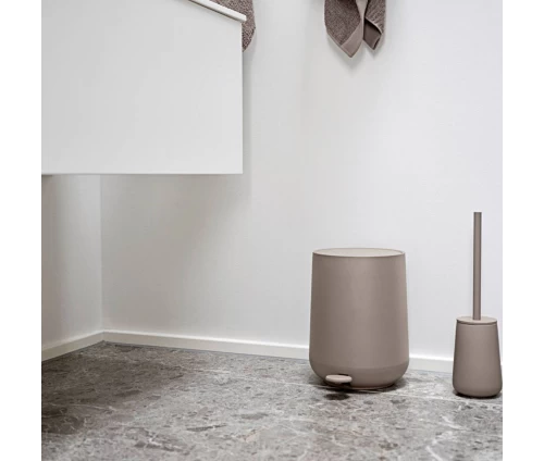 Μοντέρνα γωνία μπάνιου με κάδο και πιγκάλ Zone Denmark Nova One Taupe σε γκρι δάπεδο.