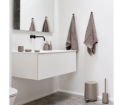 Ολοκληρωμένο σετ μπάνιου Zone Denmark Nova One Taupe που περιλαμβάνει κάδο, πιγκάλ, ντισπένσερ, ποτηράκι και σαπουνοθήκη.