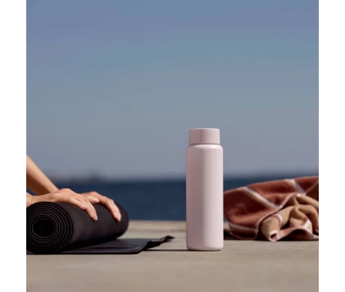 Το Singles Thermo Mug Lupine σε περιβάλλον γυμναστηρίου δίπλα σε yoga mat, αναδεικνύοντας τη χρήση του ως παγούρι.
