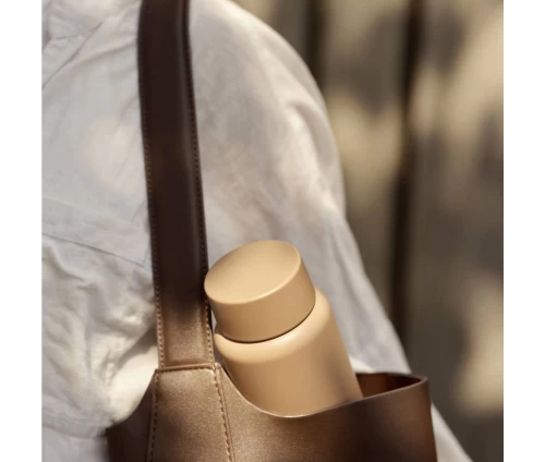 Το θερμός Singles τοποθετημένο σε τσάντα, επιβεβαιώνοντας τη leak-free σχεδίασή του.