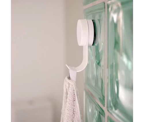 Λευκός γάντζος Zone Denmark Puck τοποθετημένος σε γυάλινα τουβλάκια με πετσέτα