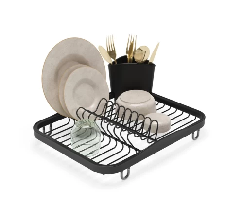 Πιατοθήκη Umbra Sinkin σε μαύρο χρώμα γεμάτη με πιάτα, ποτήρια και χρυσά μαχαιροπίρουνα.