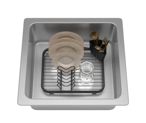 Η πιατοθήκη Umbra Sinkin τοποθετημένη μέσα σε ανοξείδωτο νεροχύτη κουζίνας.