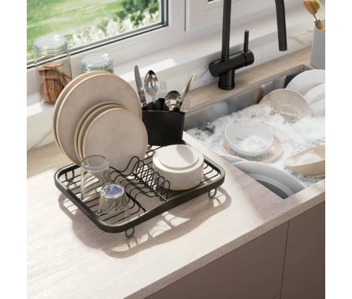 Στεγνωτήριο πιάτων Umbra Sinkin τοποθετημένο στον πάγκο δίπλα στον νεροχύτη κατά τη διάρκεια πλυσίματος.