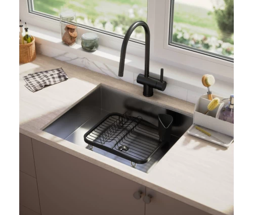 Η μαύρη πιατοθήκη Umbra Sinkin άδεια, τοποθετημένη μέσα στον νεροχύτη για εξοικονόμηση χώρου.