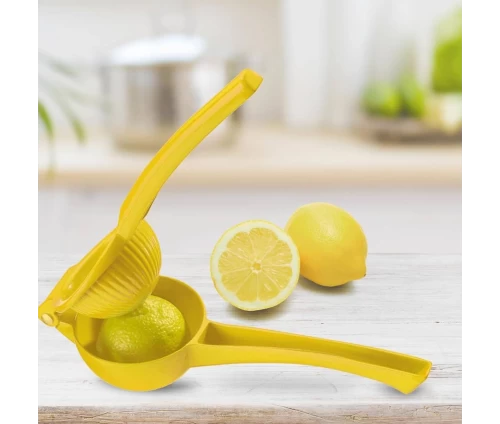 Χρήση του κίτρινου στύφτη λεμονιού χειρός Pedrini στον πάγκο της κουζίνας δίπλα σε φρέσκα λεμόνια.