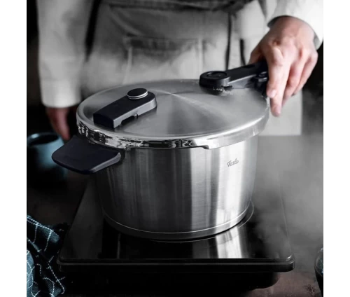 Χύτρα ταχύτητας Fissler Vitaquick Premium 6 lt ανοξείδωτη σε λειτουργία.