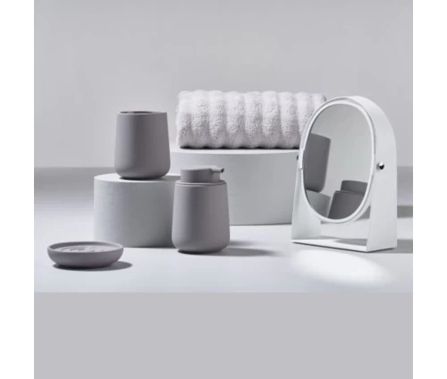 Σετ αξεσουάρ μπάνιου Zone Denmark Nova One Grey με ντισπένσερ, σαπουνοθήκη και καθρέφτη σε minimal γκρι-λευκή σύνθεση.