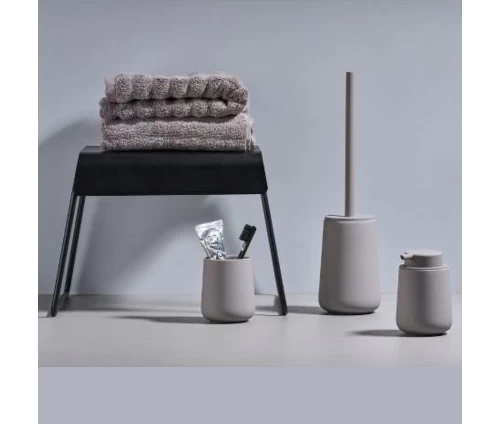 Ποτηράκι οδοντόβουρτσας και πιγκάλ Zone Denmark Nova One Grey τοποθετημένα σε σύγχρονο μπάνιο με γκρι τόνους.