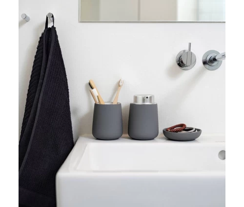 Minimal διακόσμηση μπάνιου με το σετ Nova Grey (σαπουνοθήκη, ποτηράκι) σε λευκό νιπτήρα.