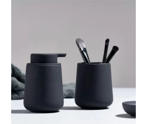 Σετ αξεσουάρ μπάνιου Zone Denmark Nova One Black με ποτηράκι, ντισπένσερ σε λευκό νιπτήρα.