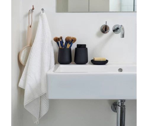 Το ποτηράκι Nova One Black χρησιμοποιημένο ως κομψή βάση για πινέλα μακιγιάζ.