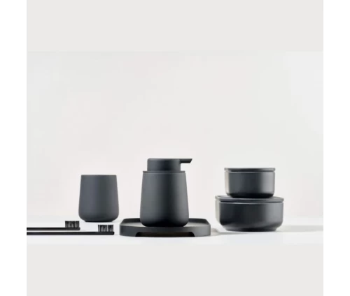 Οργάνωση μπάνιου με τη σειρά Nova One Black πάνω σε minimal δίσκο.