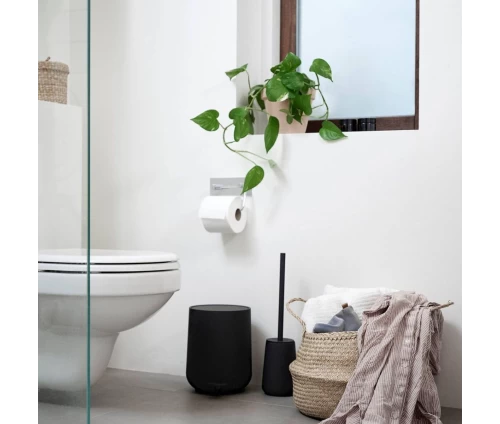 Πιγκάλ μπάνιου Zone Denmark Nova One σε μαύρο χρώμα από stoneware μαζί με κάδο σε σύγχρονο minimal μπάνιο.