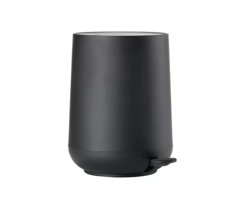 Κάδος μπάνιου 5 λίτρων Zone Denmark Nova One Black με πεντάλ και ματ soft-touch επικάλυψη σε λευκό φόντο.