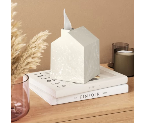 Umbra Casa Off-White θήκη χαρτομάντηλων σε διακόσμηση χώρου πάνω σε βιβλία