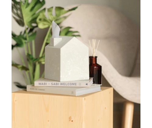 Umbra Casa Off-White θήκη χαρτομάντηλων σε διακόσμηση χώρου πάνω σε βιβλία, κοντινή λήψη