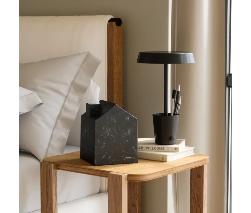 Umbra Casa Black θήκη χαρτομάντηλων σε κομοδίνο δίπλα σε φωτιστικό και βιβλία