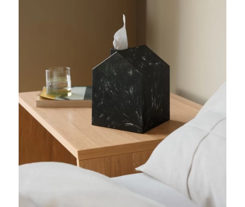 Umbra Casa Black κάλυμμα χαρτομάντηλων σε τραπέζι δίπλα σε καναπέ/καθιστικό