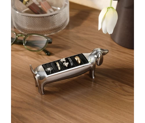 Μεταλλική βάση κοσμημάτων Umbra Dachsie σε σχήμα σκύλου, επάνω σε τραπεζάκι.