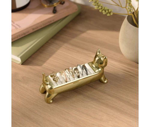 Μεταλλική βάση κοσμημάτων Umbra Ali Cat σε σχήμα γάτας Munchkin σε τραπεζάκι δίπλα από βιβλία.