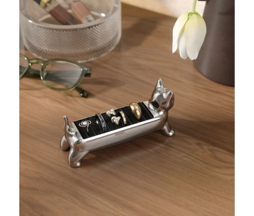 Ασημί μεταλλική βάση κοσμημάτων Umbra Ali Cat σε σχήμα γάτας με μαύρη βελούδινη επένδυση για δαχτυλίδια, τοποθετημένη σε τραπεζάκι.