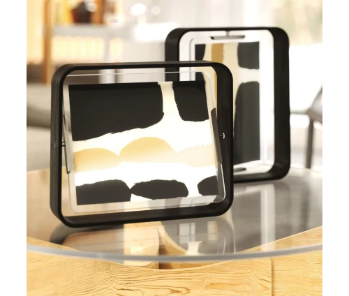 Μαύρη επιτραπέζια κορνίζα Umbra Bellwood με καμπυλωτό ξύλινο πλαίσιο, σε οριζόντια και κάθετη τοποθέτηση.