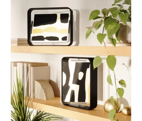 Μαύρη επιτραπέζια κορνίζα Umbra Bellwood με καμπυλωτό ξύλινο πλαίσιο σε ραφάκια, οριζόντια και κάθετη τοποθέτηση.