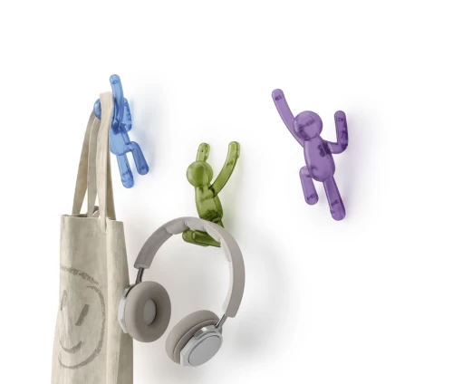 Σετ από τρεις κρεμάστρες τοίχου Umbra Buddy σε σχήμα ανθρώπινης φιγούρας που αναρριχάται, σε ημιδιάφανα χρώματα μπλε, πράσινο και μωβ.