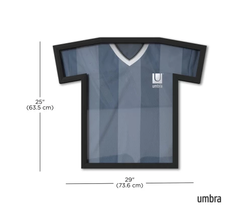 Μαύρη κορνίζα τοίχου Umbra T-Frame σε σχήμα t-shirt με τοποθετημένη μπλούζα στο εσωτερικό της διαστάσεις.