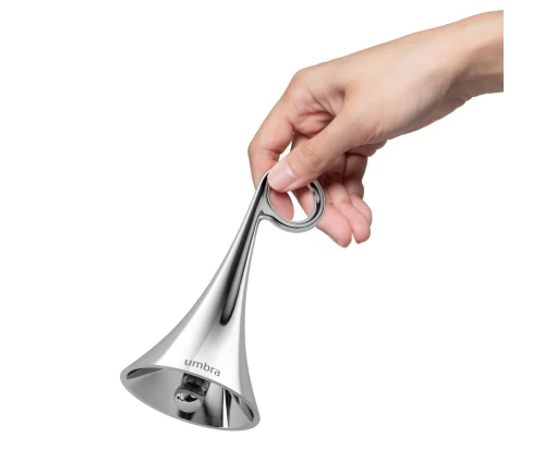 Κομψό επιτραπέζιο κουδούνι Umbra Isa Bell σε ασημί χρώμιο με μινιμαλιστικό σχεδιασμό και λαβή σε σχήμα κρίκου.