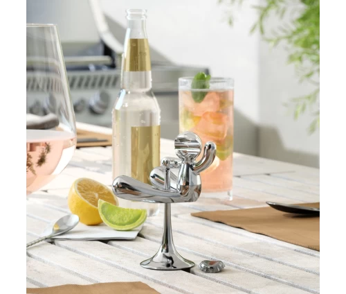 Επιτραπέζιο ανοιχτήρι μπουκαλιών Umbra Rodeo Buddy από γυαλιστερό μέταλλο, σε σχήμα ανθρώπου τοποπθετημένο σε bar.