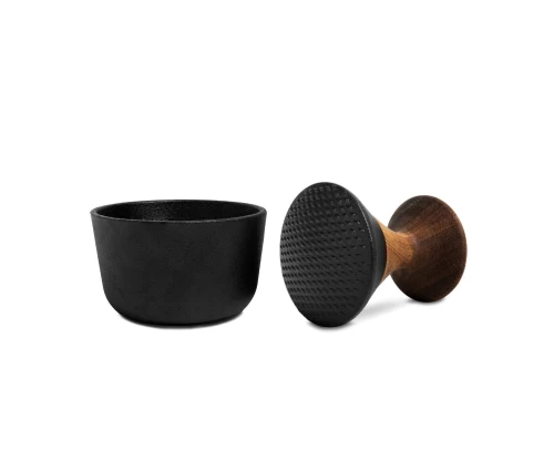 Premium μαντεμένιο γουδί ξηρών μπαχαρικών Kiruna της CrushGrind, με αντιολισθητική βάση και εργονομική λαβή από ξύλο ακακίας.