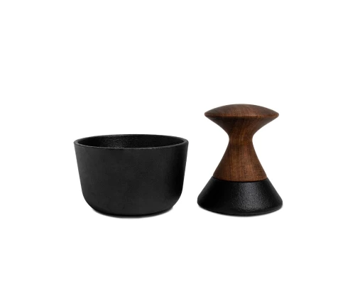 Premium μαντεμένιο γουδί ξηρών μπαχαρικών Kiruna της CrushGrind, με αντιολισθητική βάση και εργονομική λαβή από ξύλο ακακίας, οριζόντια λήψη.