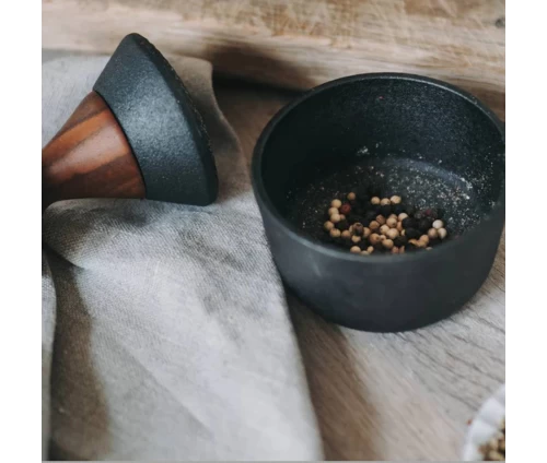 Premium μαντεμένιο γουδί ξηρών μπαχαρικών Kiruna της CrushGrind, σε δράση άλεση μπαχαρικών.