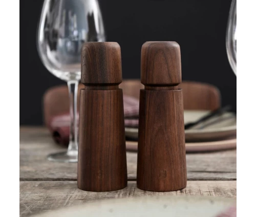 Premium ξύλινος μύλος αλατιού και πιπεριού Stockholm (17cm) της CrushGrind, τοποθετήμενος σε τραπάζι κουζίνας.