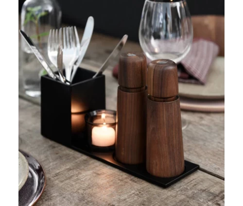 Premium ξύλινος μύλος αλατιού και πιπεριού Stockholm (17cm) της CrushGrind, τακτοποιημένος σε τραπέζι επίσημη παρουσίαση.