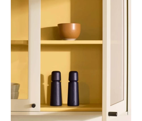 Premium ξύλινος μύλος αλατιού και πιπεριού Stockholm (17cm) της CrushGrind σε σκούρο μπλε χρώμα, τοποθετημένοι σε ράφι κουζίνας.