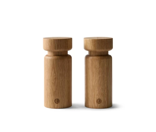 Σετ 2 ξύλινων μύλων αλατιού και πιπεριού Helsinki της CrushGrind, από πιστοποιημένο ξύλο δρυός, ύψους 13cm.