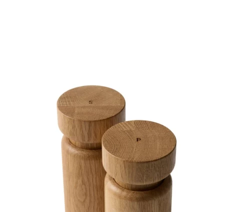 Σετ 2 ξύλινων μύλων αλατιού και πιπεριού Helsinki της CrushGrind, από πιστοποιημένο ξύλο δρυός, ύψους 13cm, λεπτομέρεια σχεδιασμού.