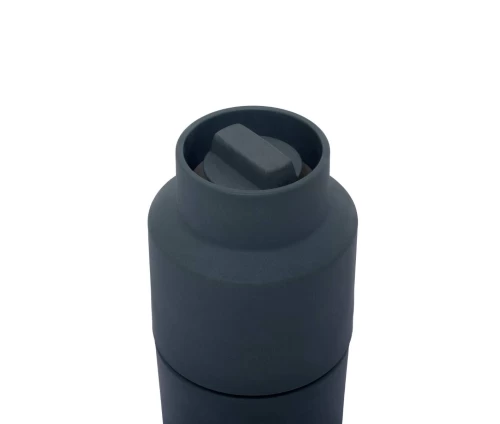 Οικολογικός μύλος αλατιού, πιπεριού και μπαχαρικών Billund της CrushGrind. Σε χρώμα blueberry (σκούρο μπλε), λεπτομέρεια μηχανισμού.