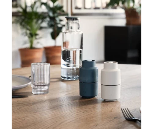 Οικολογικός μύλος αλατιού, πιπεριού και μπαχαρικών Billund της CrushGrind. Σε χρώμα blueberry (σκούρο μπλε) μαζί με λευκό μύλο σε χώρο κουζίνας.