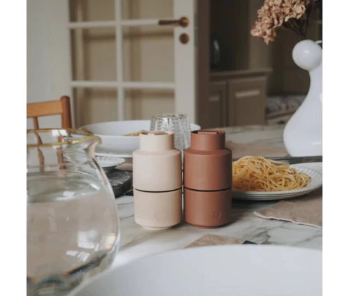 Οικολογικός μύλος αλατιού, πιπεριού και μπαχαρικών Billund της CrushGrind. Σε φωτεινό χρώμα garlic σε φυσικό χώρο κουζίνας.