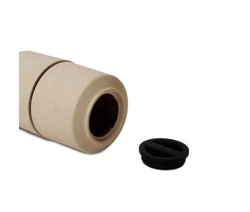 Οικολογικός μύλος αλατιού, πιπεριού και μπαχαρικών Billund της CrushGrind. Σε φωτεινό χρώμα garlic (ανοιχτό κρεμ) λαπτομέρεια γεμίσματος μπαχαρικού.